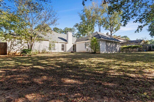 Building Photo - Beautiful 4 Bed 2.5 Bath Available Now!