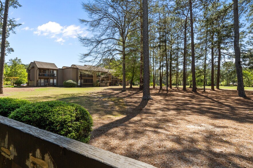Building Photo - 10 Pine Tree Rd
