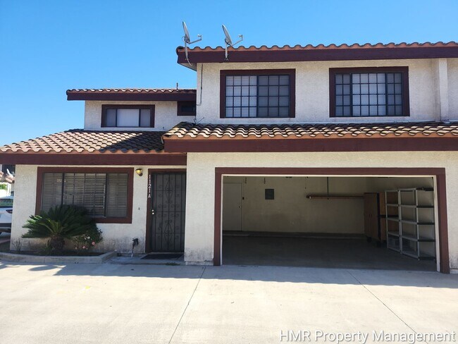 Building Photo - Spacious Town House
