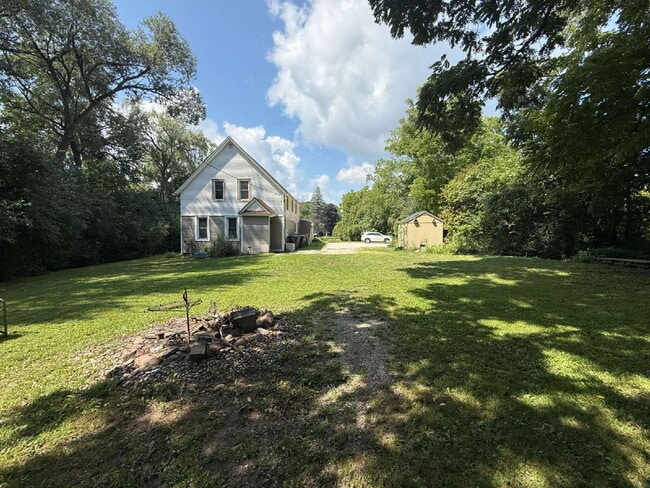 Building Photo - Large 2 bedroom, 1 bath for rent.