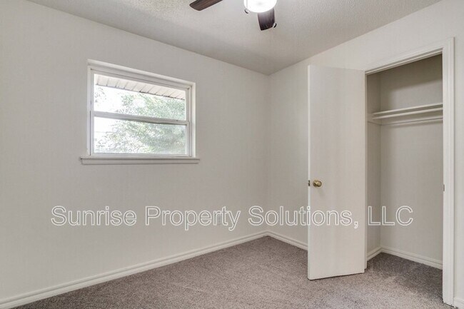 Building Photo - 1313 NE 24th St