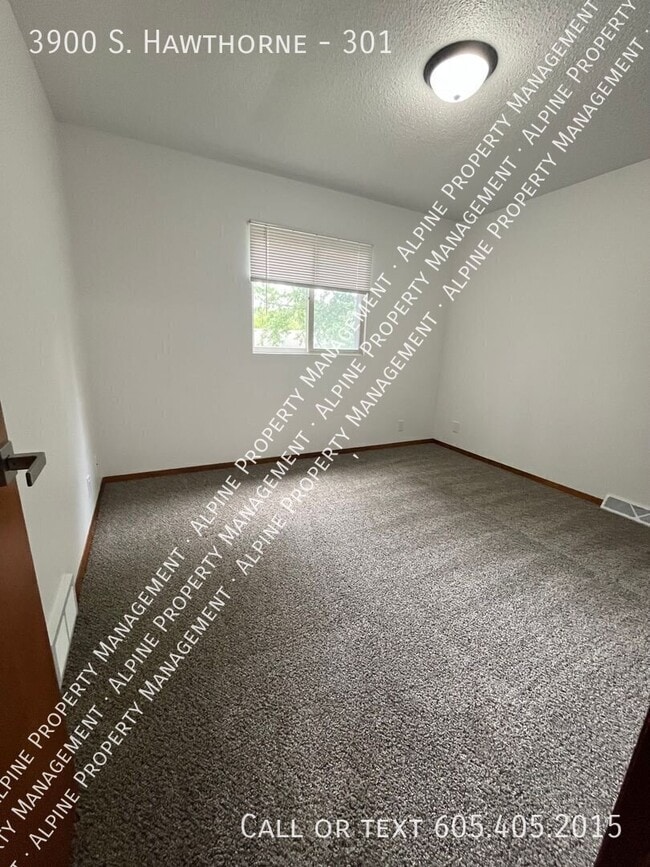 Building Photo - 3900 S. Hawthorne-301