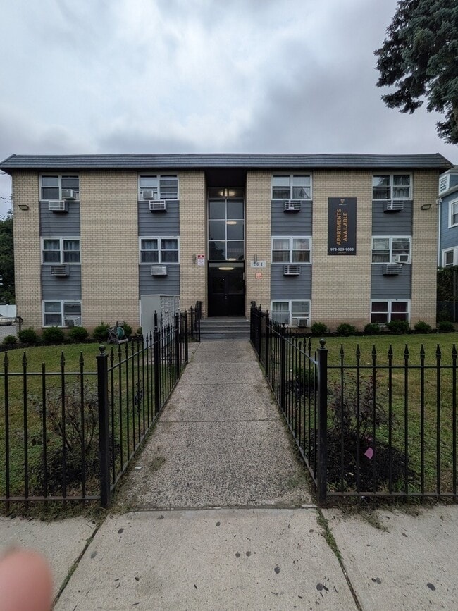 Building Photo - 204 Cleveland St