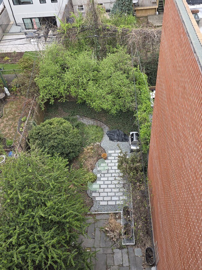 Building Photo - 82 Butler St