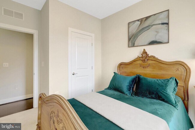 Building Photo - 2004 Potomac Ave