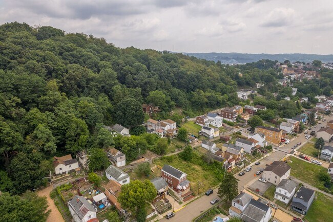 Building Photo - Stunning 3 bed, 2.5 bath home in McKees Rocks available October 1!