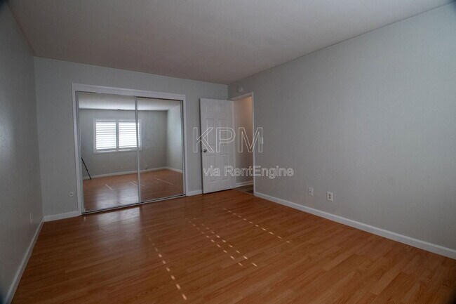 Building Photo - 445 Almond Dr