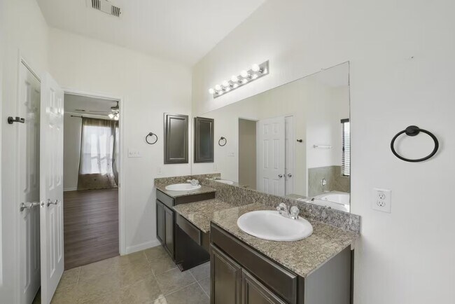 Building Photo - 18607 Shavano Ct