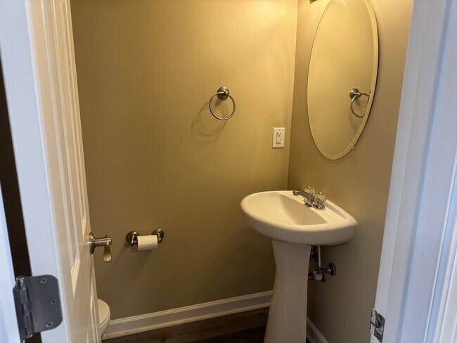 Building Photo - 2BR Townhome in Shadow Glen