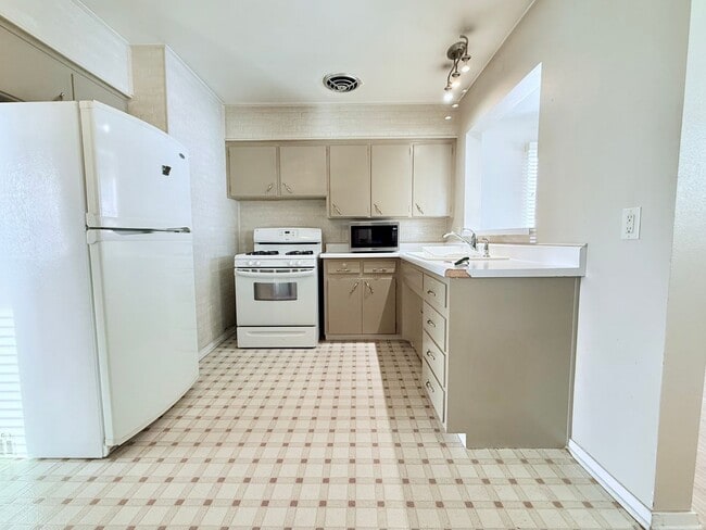 Building Photo - 3-Bed House in Waterloo