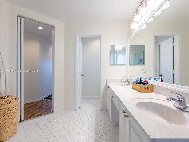 Building Photo - 1640 Sandpiper Cir