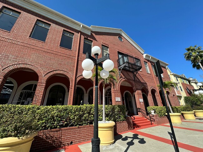 Building Photo - Spacious 1bedroom 1 bath condo in The Quar...