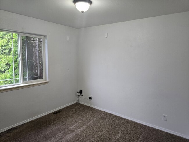 Building Photo - Lovely and spacious 5 bedroom 3 bath Post ...