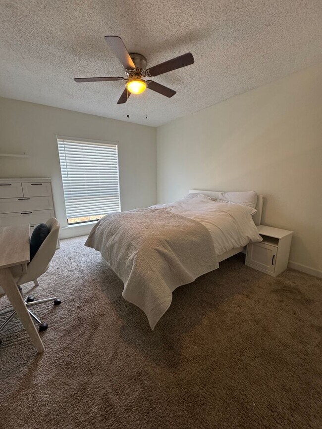 Building Photo - Spacious Renovated 3-Bedroom Condo Near UT...