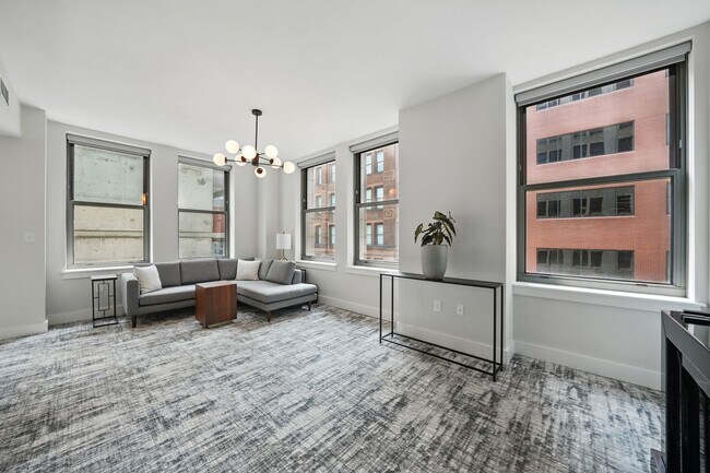 Building Photo - Upgraded Downtown Condo