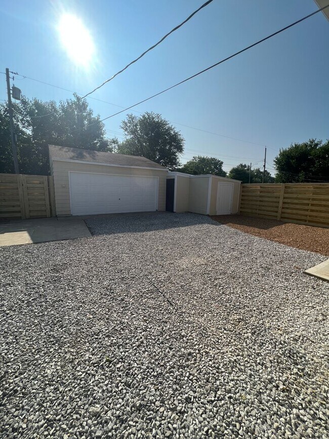 Building Photo - Renovated Spacious 4 Bedroom Home Available for Pre-Lease!