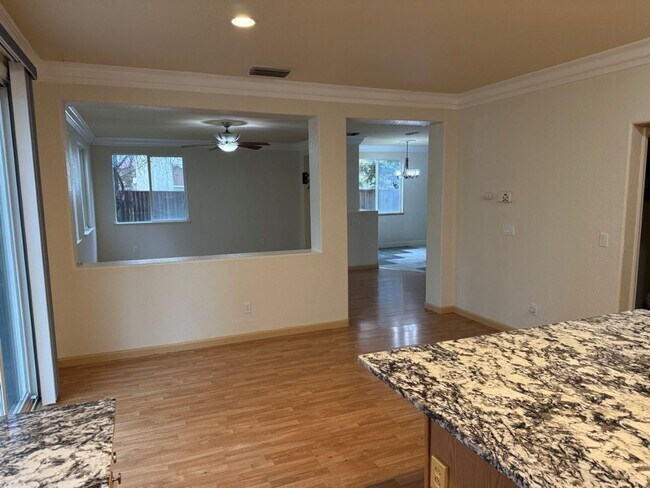 Building Photo - Modern 4 Bedroom w/ Loft Stonegate Area Vacaville *Star Rentals