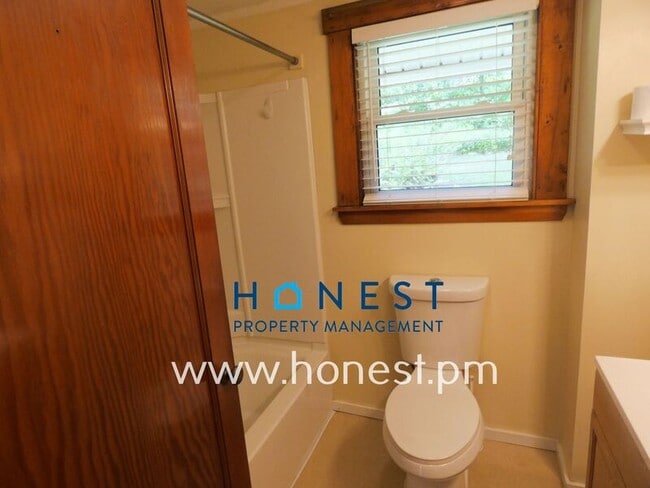 Building Photo - 523 Memorial Dr