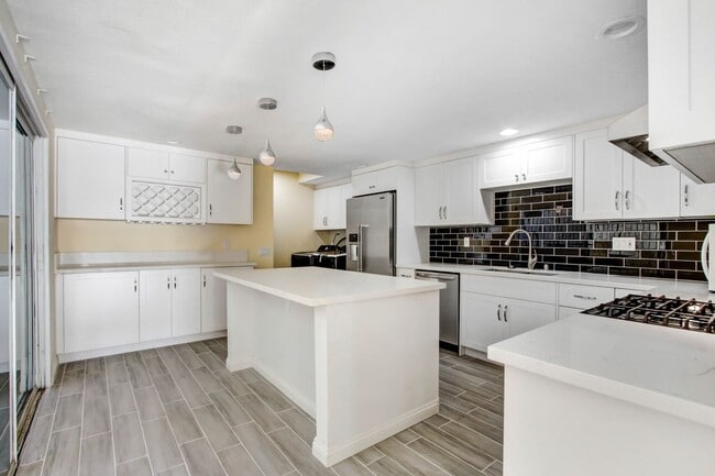 Building Photo - La Canada Townhouse In the Golf Course Community with great views