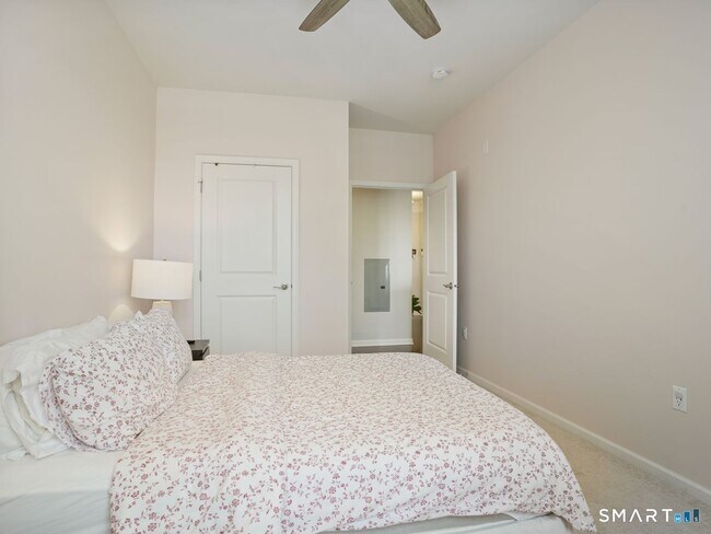 Building Photo - 302 Center Meadow Ln