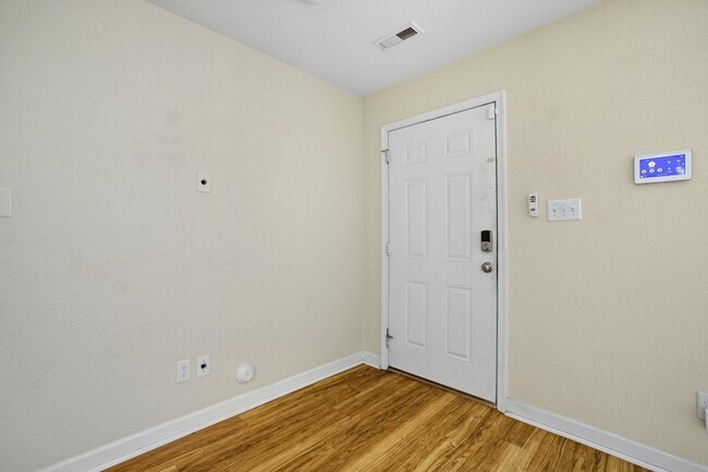 Building Photo - 230 Paradise Dr