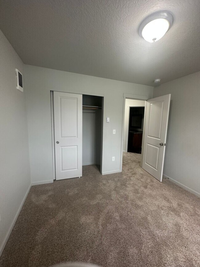 Building Photo - Available now! 3 bedroom ~ 2.5 Bathroom stylish home in Adair Village!