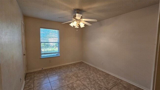 Building Photo - 2314 Hannover Way