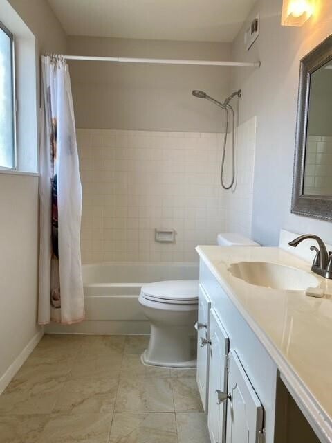 Building Photo - 2121 Fountain View Dr