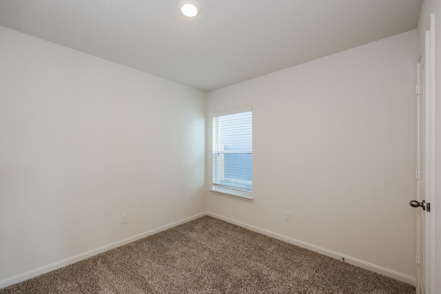 Building Photo - 1313 Redpine Dr