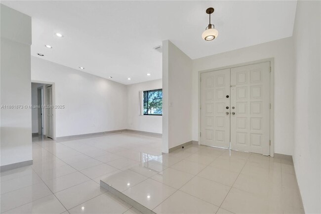 Building Photo - 4585 SW 87th Ave