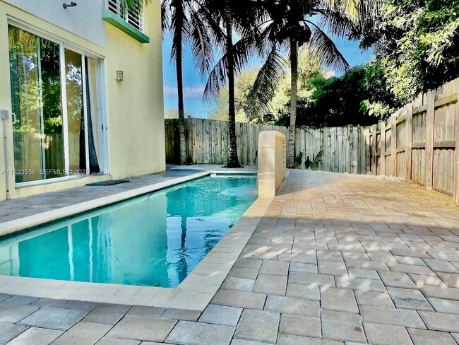 Building Photo - 813 SE 18th Ct