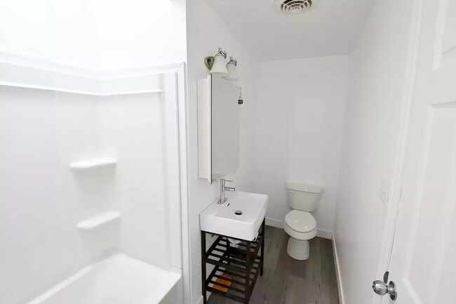 Building Photo - Beautiful Recently Renovated 2-Bedroom Hom...