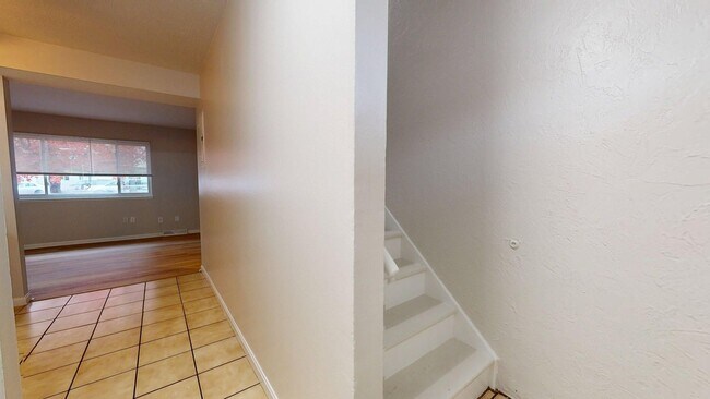 Building Photo - Elyria - updated 3 bed/1 bath townhouses for rent!