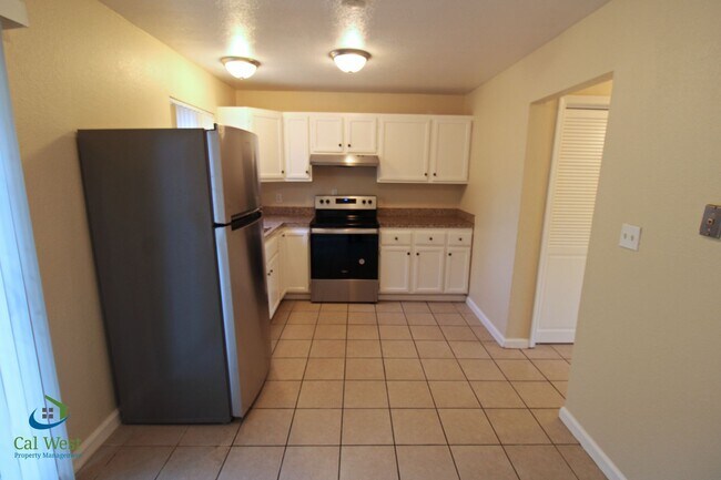 Building Photo - $3,095 2 Bedroom 1.5 Bath Bi-Level Town home