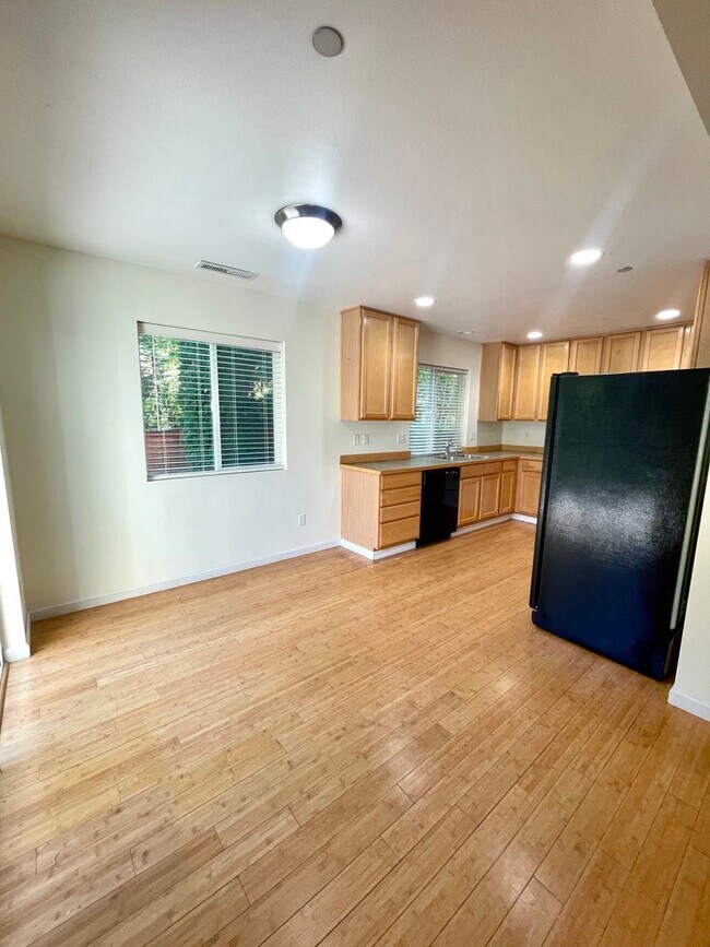 Building Photo - 3 Bedroom Home in DuPont
