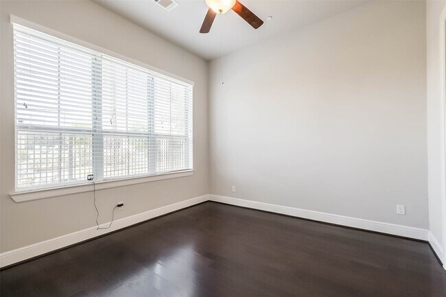 Building Photo - 4015 Lillian St