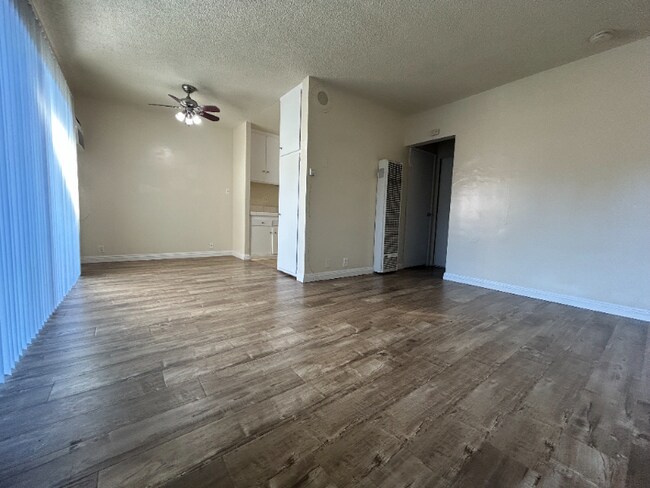 Building Photo - 409 N Los Robles Ave