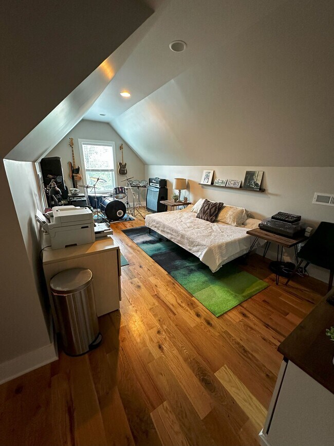 Bonus Room - 1198 8th St