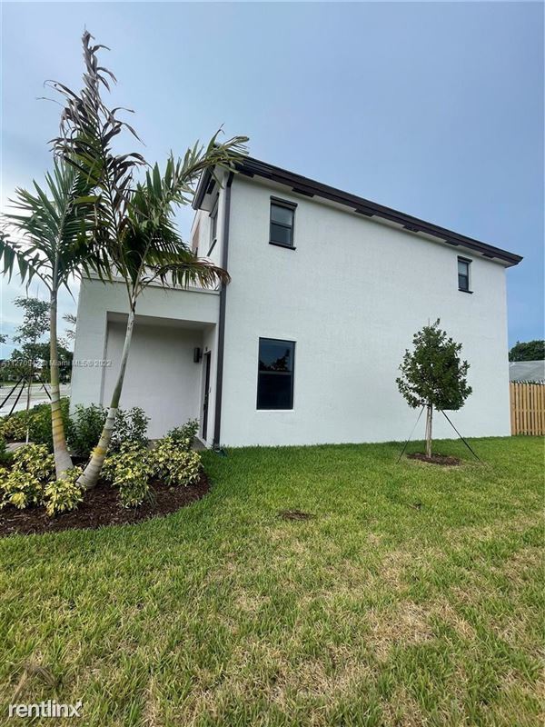 Building Photo - 3 br, 3 bath Townhome - 981 NE 211th St