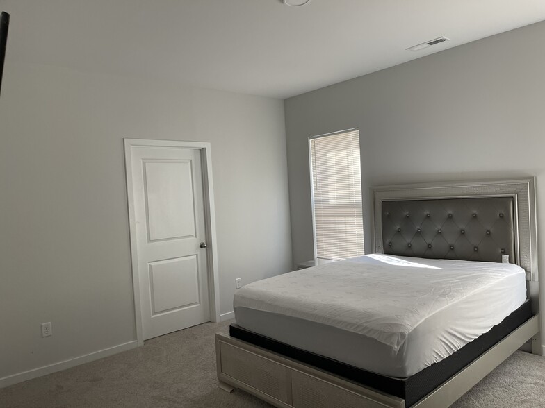 Building Photo - 2606 Middle Ave