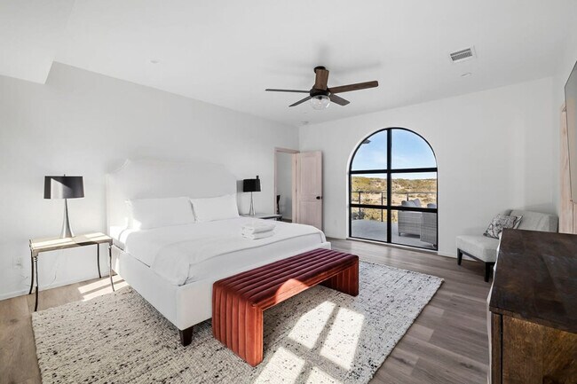 Building Photo - 2701 Bumble Bee Dr