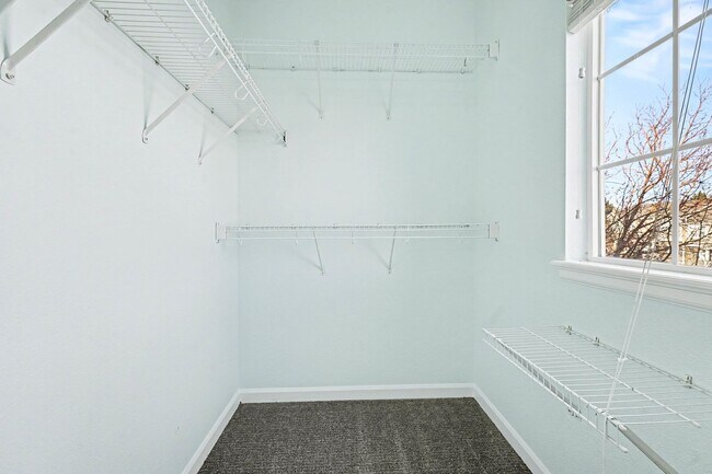 Building Photo - End Unit 3 Bedroom 2 Bath Townhome in Commerce City!