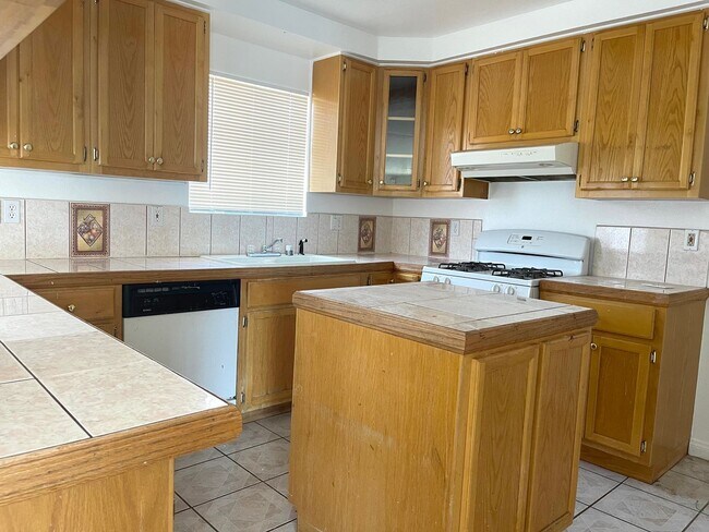 Building Photo - READY NOW! 3+2 with garage and large fenced backyard