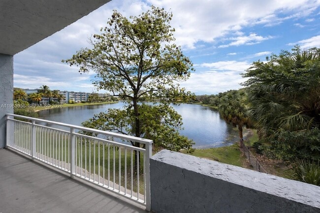 Building Photo - 9351 Fontainebleau Blvd