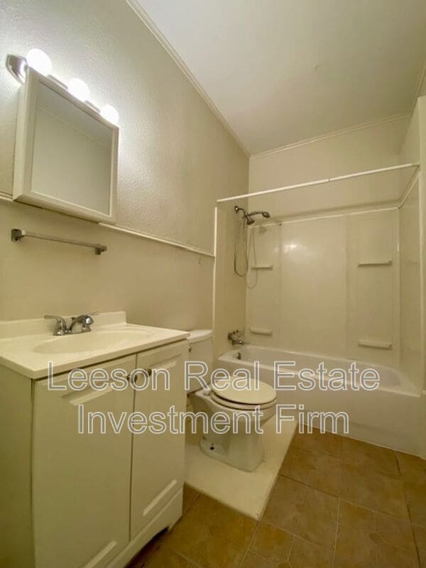 Building Photo - 823 Linden St