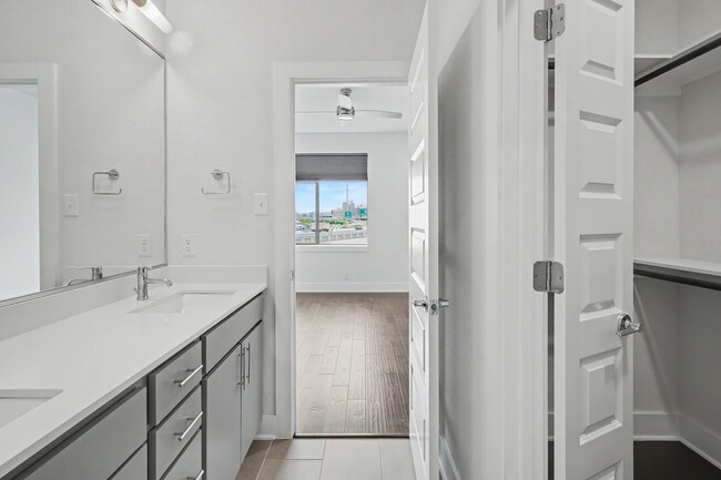 Building Photo - 4 Week Free Move-In Incentive! Modern Downtown SA Townhome | Rooftop Balcony, Private Garage & Al...
