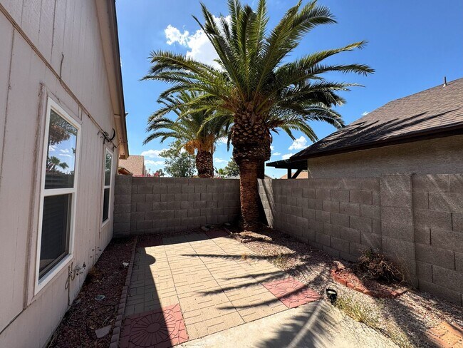 Building Photo - 3 BEDROOM WITH FIREPLACE AND LVP PLANK FLO...