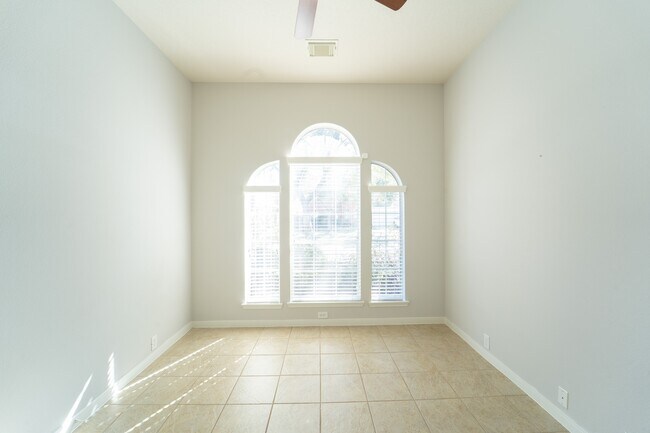 Building Photo - 2910 Sandleigh Dr