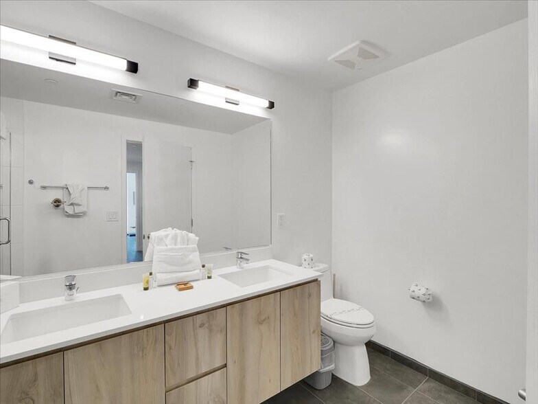 Building Photo - 817 N 6th St