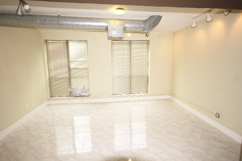 Building Photo - 710 S Medina St